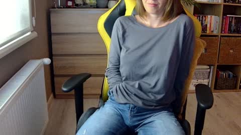 Snapshot of erotic_vibe chatting on 02/03/25, 05:56 Melissa online show from 02/03/25, 05:56