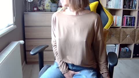 Snapshot of erotic_vibe chatting on 02/05/25, 09:46 Melissa online show from 02/05/25, 09:46
