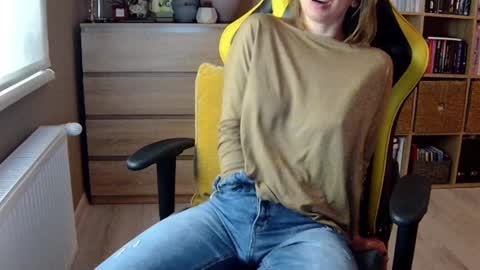 Snapshot of erotic_vibe chatting on 02/05/25, 04:36 Melissa online show from 02/05/25, 04:36