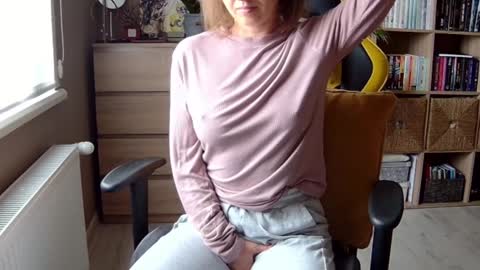 Snapshot of erotic_vibe chatting on 02/06/25, 09:43 Melissa online show from 02/06/25, 09:43
