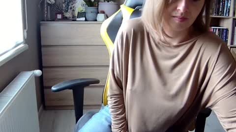 Snapshot of erotic_vibe chatting on 02/09/25, 11:14 Melissa online show from 02/09/25, 11:14