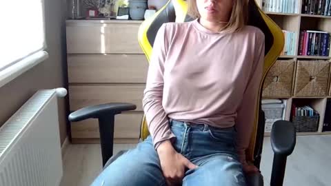 Snapshot of erotic_vibe chatting on 02/12/25, 12:44 Melissa online show from 02/12/25, 12:44