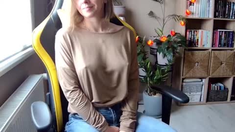 Snapshot of erotic_vibe chatting on 02/14/25, 08:10 Melissa online show from 02/14/25, 08:10
