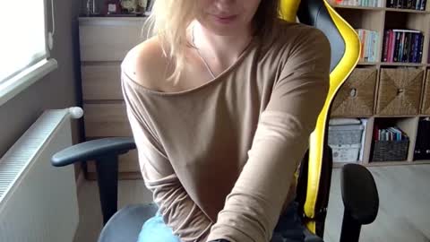 Snapshot of erotic_vibe chatting on 02/14/25, 11:10 Melissa online show from 02/14/25, 11:10