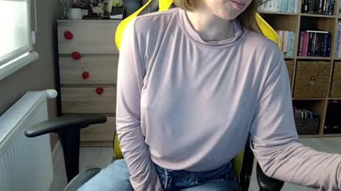 Snapshot of erotic_vibe chatting on 02/15/25, 04:34 Melissa online show from 02/15/25, 04:34
