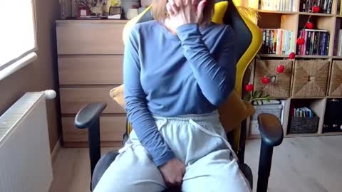 Snapshot of erotic_vibe chatting on 02/19/25, 02:44 Melissa online show from 02/19/25, 02:44