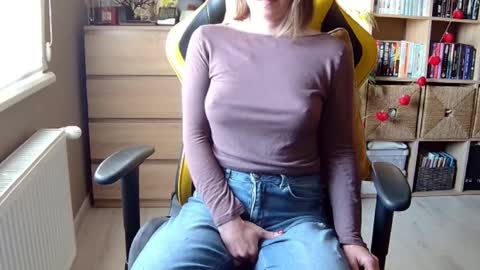 Snapshot of erotic_vibe chatting on 02/24/25, 02:15 Melissa online show from 02/24/25, 02:15