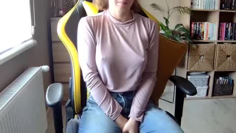 Snapshot of erotic_vibe chatting on 02/28/25, 12:20 Melissa online show from 02/28/25, 12:20
