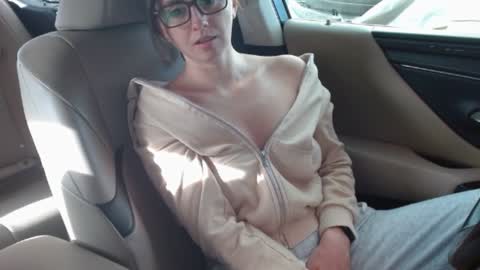 Snapshot of erotic_vibe chatting on 03/10/25, 12:37 Melissa online show from 03/10/25, 12:37