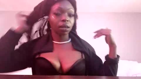 Snapshot of eroticqueen4093 chatting on 10/30/25, 02:29 HotQueen online show from 10/30/25, 02:29