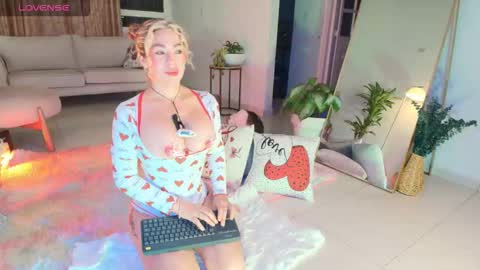 TINY  online show from 02/09/26, 03:32