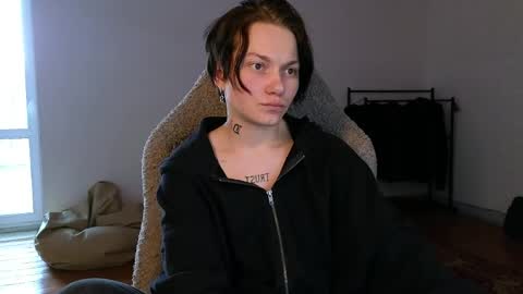 esajukyy online show from 05/13/26, 10:56