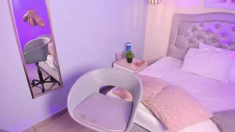 Snapshot of escarleth__ chatting on 10/03/25, 02:03 Escarlet online show from 10/03/25, 02:03