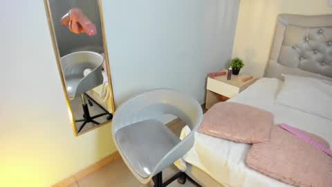 Snapshot of escarleth__ chatting on 10/23/25, 02:05 Escarlet online show from 10/23/25, 02:05