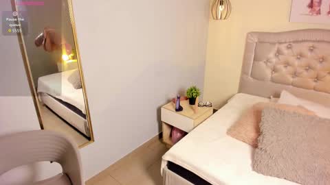 Snapshot of escarleth__ chatting on 11/19/25, 12:38 Escarlet online show from 11/19/25, 12:38