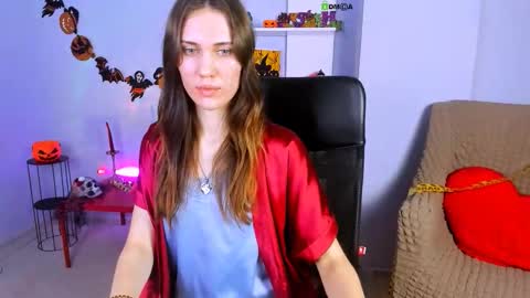 esma_shine online show from 10/27/25, 08:18