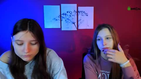 esme_moore_ online show from 10/17/25, 08:28