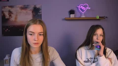 esme_moore_ online show from 11/13/25, 10:03