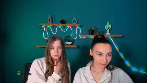 esme_moore_ online show from 12/04/25, 09:29