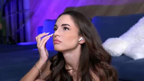 Snapshot of esmeainsley chatting on 09/26/25, 11:42 Raluca online show from 09/26/25, 11:42