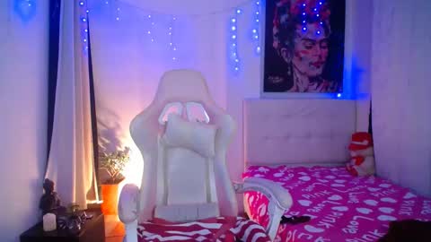 Esmeralda online show from 12/19/24, 02:01
