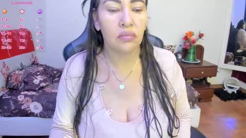 esme online show from 12/01/25, 02:44