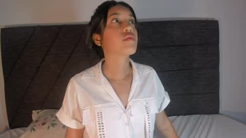 Snapshot of esmeralda_noir chatting on 06/03/26, 02:33 esme online show from 06/03/26, 02:33