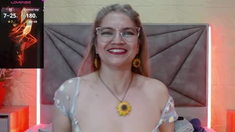Esmeralda .INDEPENDENT MODEL online Monday to Saturday 3 pm Chicago online show from 05/23/26, 03:23