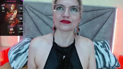 Esmeralda .INDEPENDENT MODEL online Monday to Saturday 3 pm Chicago online show from 06/03/26, 03:09