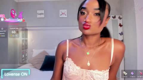 Snapshot of esmeraldanyx chatting on 09/17/25, 09:05 esmeraldanyx online show from 09/17/25, 09:05