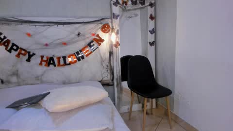 Snapshot of esmeraldanyx chatting on 10/28/25, 10:23 esmeraldanyx online show from 10/28/25, 10:23