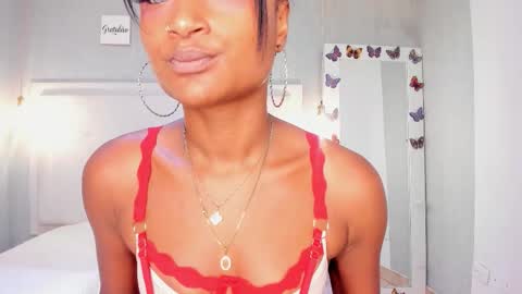 Snapshot of esmeraldanyx chatting on 11/18/25, 08:57 esmeraldanyx online show from 11/18/25, 08:57