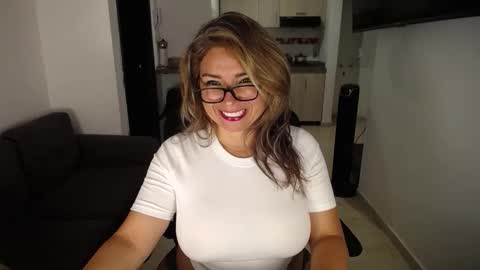 Snapshot of esperanza86_ chatting on 03/15/26, 12:05 Juliana online show from 03/15/26, 12:05