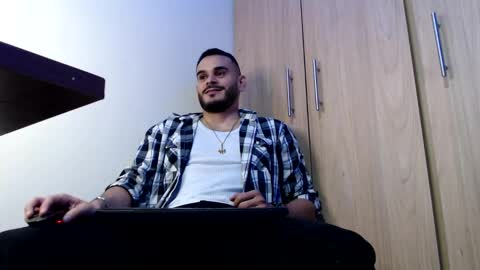 Snapshot of esteban_fer chatting on 01/12/25, 01:11 Esteban Fernandez online show from 01/12/25, 01:11