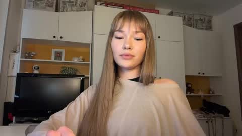 Snapshot of estellezdebski chatting on 05/30/26, 11:51 estellezdebski online show from 05/30/26, 11:51