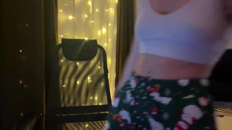 Snapshot of ester_vixen chatting on 12/15/25, 03:27 Ester online show from 12/15/25, 03:27