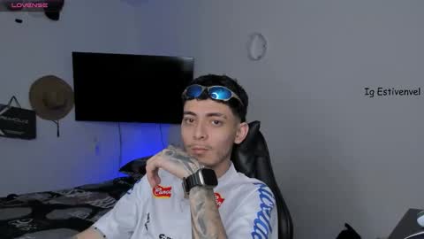 Snapshot of estivenvel chatting on 10/12/25, 03:55 estivenvel online show from 10/12/25, 03:55