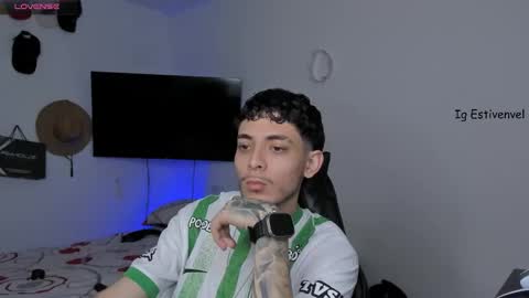 Snapshot of estivenvel chatting on 10/14/25, 01:45 estivenvel online show from 10/14/25, 01:45