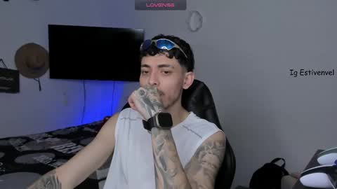 Snapshot of estivenvel chatting on 10/21/25, 05:02 estivenvel online show from 10/21/25, 05:02