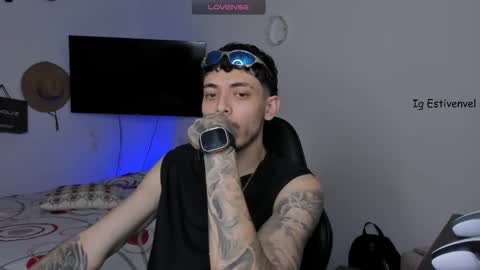 Snapshot of estivenvel chatting on 10/22/25, 07:24 estivenvel online show from 10/22/25, 07:24