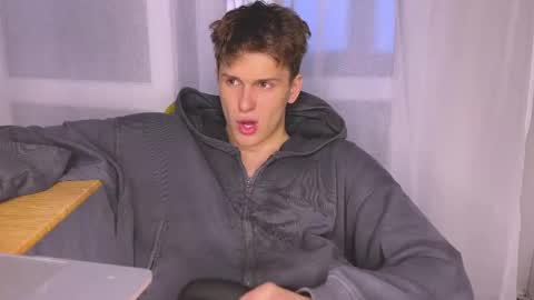 Snapshot of estremecerse chatting on 06/07/26, 06:11 Alex online show from 06/07/26, 06:11
