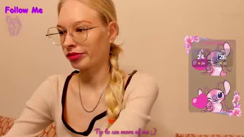 Snapshot of esty_siela chatting on 10/25/25, 12:23 lets get to know each other better in pm  online show from 10/25/25, 12:23
