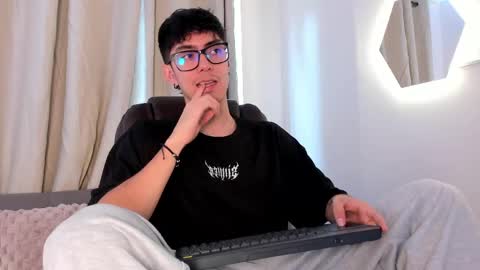 Snapshot of etham_wolf1 chatting on 04/18/26, 06:12 etham_wolf1 online show from 04/18/26, 06:12