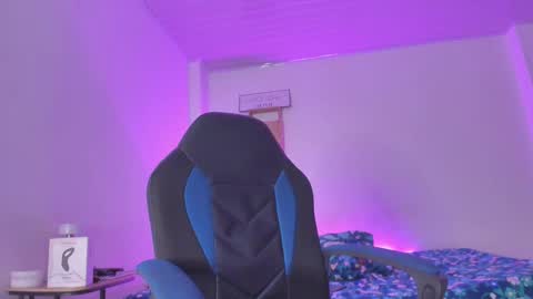 Snapshot of ethan_travis0 chatting on 10/10/25, 03:22 ethan travis online show from 10/10/25, 03:22