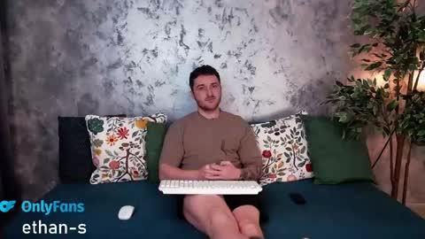 Snapshot of ethannns chatting on 12/19/24, 05:07 ethannns online show from 12/19/24, 05:07