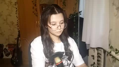 Snapshot of eugeniecarrubba chatting on 05/26/26, 04:25 Lily 1st day online show from 05/26/26, 04:25