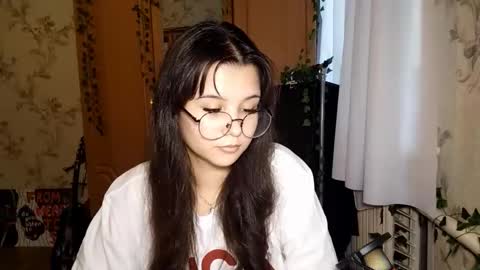 Snapshot of eugeniecarrubba chatting on 06/04/26, 01:39 Lily 1st day online show from 06/04/26, 01:39