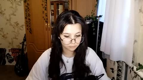 Snapshot of eugeniecarrubba chatting on 06/05/26, 02:01 Lily 1st day online show from 06/05/26, 02:01