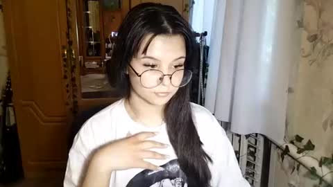 Snapshot of eugeniecarrubba chatting on 06/11/26, 01:53 Lily 1st day online show from 06/11/26, 01:53