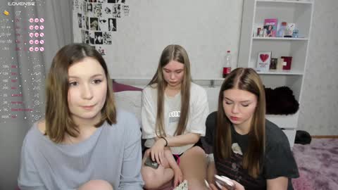 Veronica Tiia Lilith left to right online show from 12/01/24, 10:43